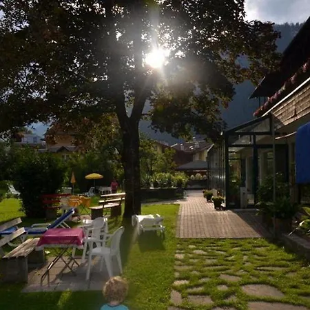 斯特洛尔兹膳食公寓酒店 3*